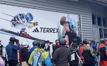 Megaboard with Adidas Terrex-Mikaela Shiffrin winter motif, at the Schwarzwandbahn valley station in the Altenmarkt-Zauchensee ski area