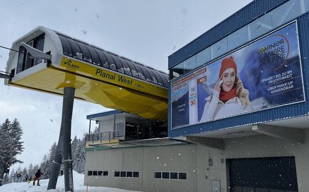 Megaboard special format with Ambre Solair motif at the cable car station in the Planai ski area, Schladming